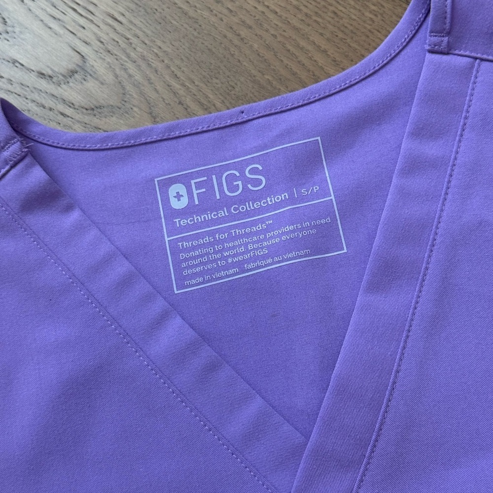 FIGS Catarina Scrub Top - Ladies - Size Small Petite - Lilac Dawn - EUC - Picture 3 of 5